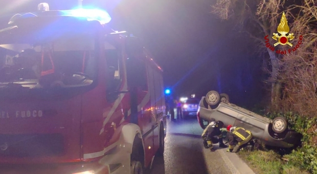 Perde il controllo dell'auto e si ribalta. Estratto dall'abitacolo da vigili del fuoco e personale sanitario Perde il controllo dell'auto e si ribalta. Estratto dall'abitacolo da vigili del fuoco e personale sanitario