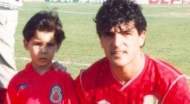 Il bambino in posa con lo zio calciatore, anni dopo sarebbe diventato una leggenda dello sport: lo riconoscete?