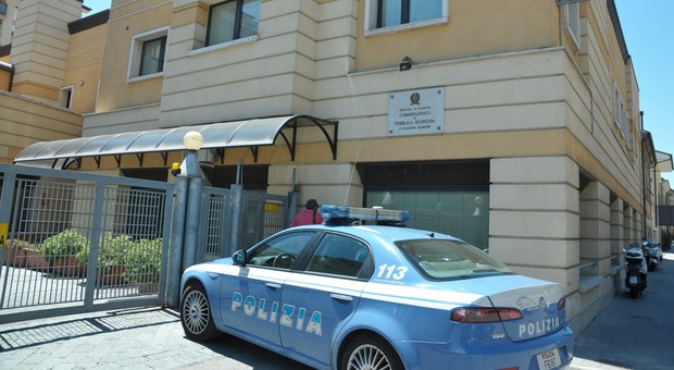 Civitanova, rifornivano studenti di droga al terminal: presi due baby spacciatori