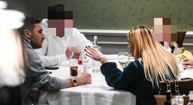 Totti, cena al ristorante con Ilary e il video (subito virale) su Instagram: «Rottura? Solo fake news»