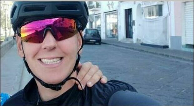 Militare dell'esercito travolta e uccisa in bici: Cassandra aveva 37 anni. Arrestata la ragazza che guidava l'auto