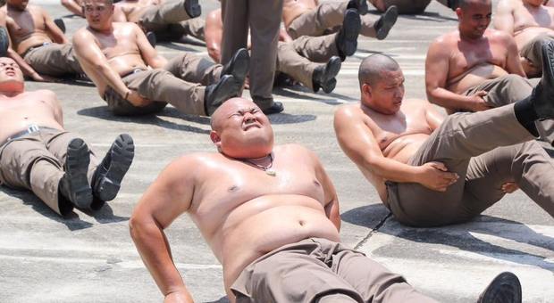 Poliziotti troppo obesi: in Thailandia tutti a dieta nei campi "Distruggi pancia"