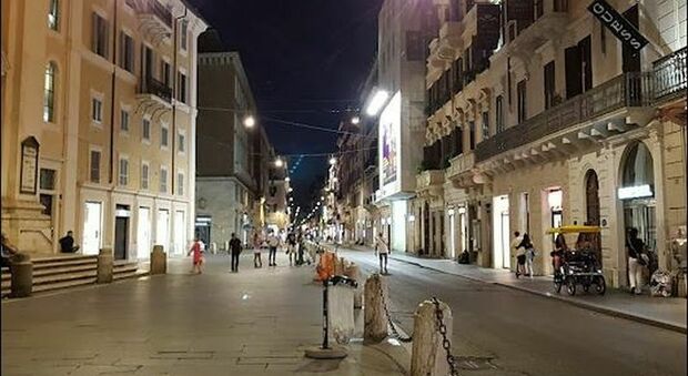 Roma, picchiato da tre rapinatori in via del Corso: chiede aiuto ma nessuno interviene