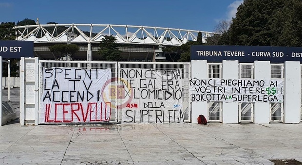 Superlega, allo Stadio Olimpico compaiono gli striscioni dei tifosi: «Non ci pieghiamo, boicotta»