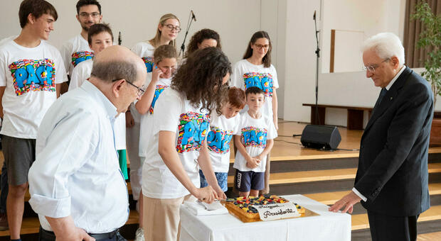Mattarella a Torino, pranzo con torta di compleanno al Sermig