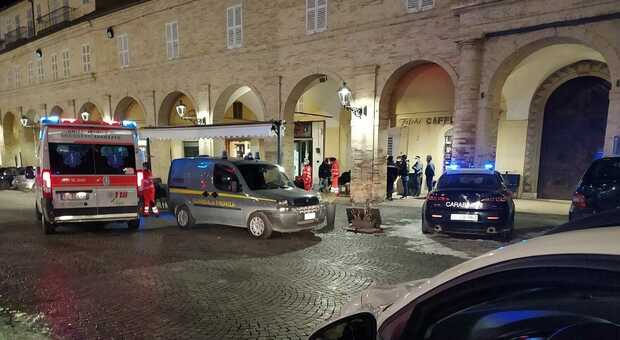 Soccorritori e forze dell'ordine ieri sera in piazza del Popolo a Fermo