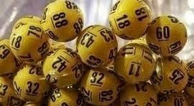 Lotto, SuperEnalotto, 10eLotto, Extra e Simbolotto: estrazione di oggi 15 gennaio 2022, numeri e combinazione vincenti