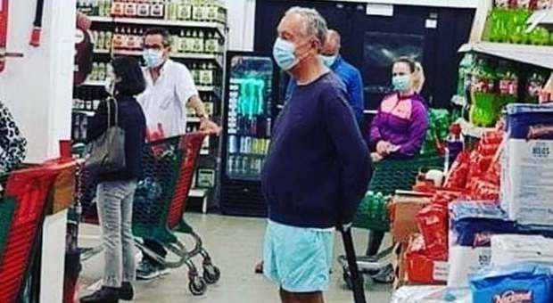 Coronavirus, il presidente del Portogallo fa la spesa con mascherina e pantaloncini Coronavirus, il presidente del Portogallo fa la spesa con mascherina e pantaloncini
