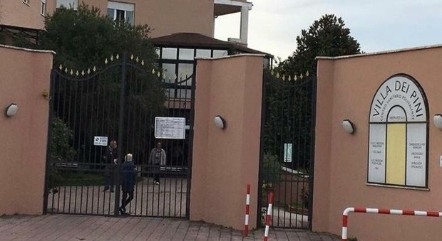 L'ingresso della casa di cura Villa dei Pini ad Anzio L'ingresso della casa di cura Villa dei Pini ad Anzio