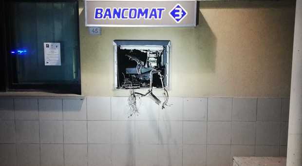 Terre Roveresche, boato nella notte: tre banditi fanno saltare in aria lo sportello bancomat e scappano con i soldi Terre Roveresche, boato nella notte: tre banditi fanno saltare in aria lo sportello bancomat e scappano con i soldi
