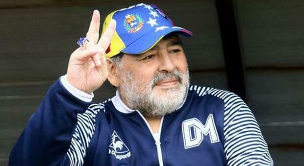 Maradona, nuovo video post-operazione: «Sono ammaccato, ma sto bene»