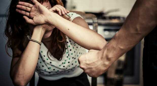 Pesaro, violenta la ex nella cucina del suo ristorante: condannato a sei anni