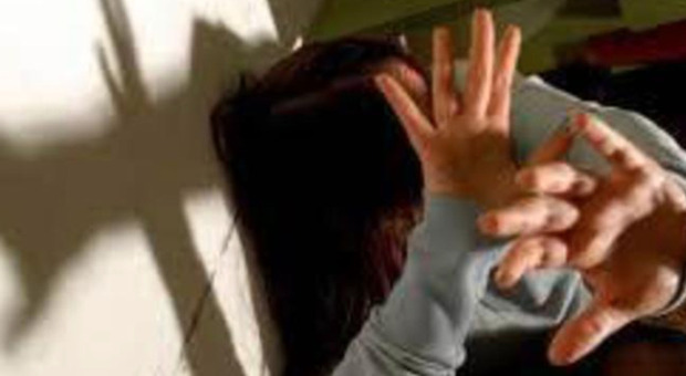 Violenza sessuale di gruppo su una minorenne. Cinque indagati tra i 20 e i 23 anni