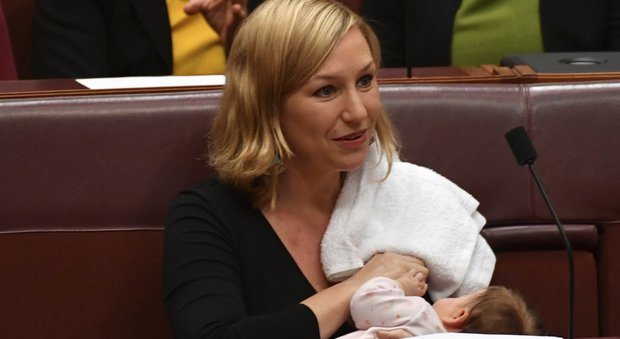 Australia, senatrice allatta la sua bambina in aula: è la prima della storia