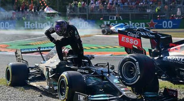 L'immagine dell'incidente tra Verstappen e Hamilton