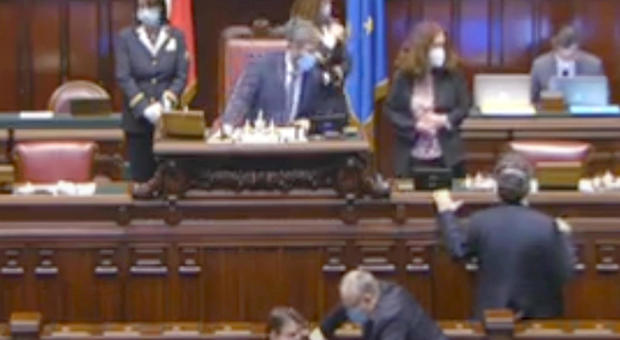 Sanità lombarda, rissa M5S-Lega in Parlamento. Salvini chiama Mattarella Sanità lombarda, rissa M5S-Lega in Parlamento. Salvini chiama Mattarella