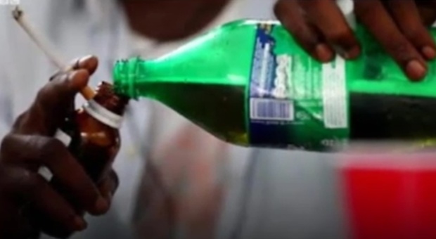 Addio droga e alcol, i ragazzini si sballano anche con gli assorbenti