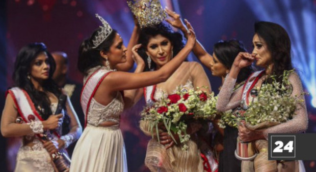 Sri Lanka, rissa tra miss sul palco, reginetta ferita: «Lei non può vincere, è divorziata»