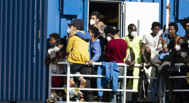 Migranti, in arrivo a Pozzallo nave quarantena con 12 positivo a bordo