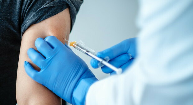 In tribunale contro papà no vax: giudice dà via libera al vaccino per un 17enne