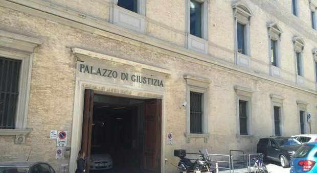Ancona, chiede asilo ma deve scontare un condanna per violenza sessuale su una 14enne: arrestato pachistano