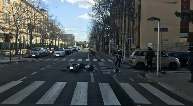 Lecce, auto contro moto in centro: ferito 56enne. E dopo pochi minuti, pedone investito sulla stessa strada