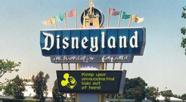 Il cartello che annuncia il divieto di ingresso a Disneyland