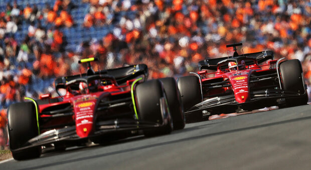 Le Ferrari di Leclerc e Sainz a Zandvoort in Olanda