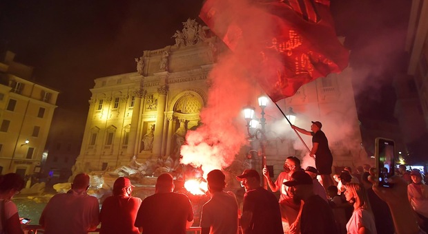 Roma, assembramenti dei tifosi: autogol a favore del Covid
