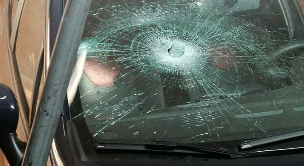 Roma choc. Raptus di follia di un ghanese: con un palo danneggia 23 auto in sosta e distrugge la gazzella dei carabinieri FOTO