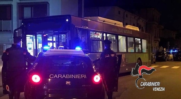 Si masturba in autobus alla vista di ragazzine minorenni: trentenne arrestato dai carabinieri