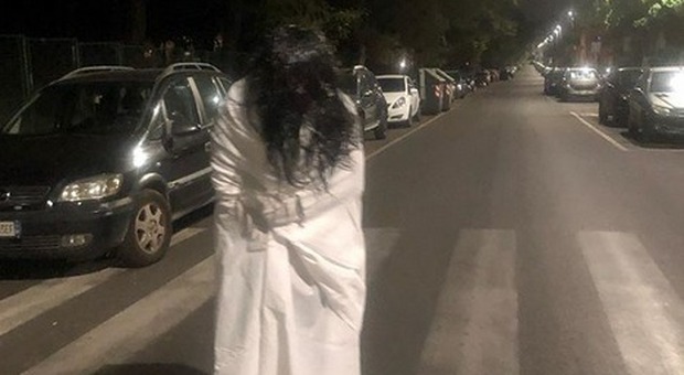 Samara Challenge, la "bimba indemoniata" presa a Centocelle: «ecco chi è». Ma è un fake Samara Challenge, la "bimba indemoniata" presa a Centocelle: «ecco chi è». Ma è un fake