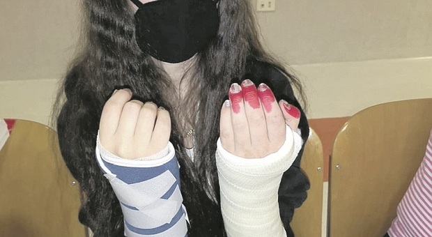 Ancona, nel mirino della baby gang: «Mia figlia barricata in casa, ha il terrore di incontrarli» Ancona, nel mirino della baby gang: «Mia figlia barricata in casa, ha il terrore di incontrarli»
