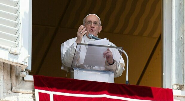 Papa Francesco ancora troppo debole per celebrare a San Pietro, al suo posto monsignor Fisichella