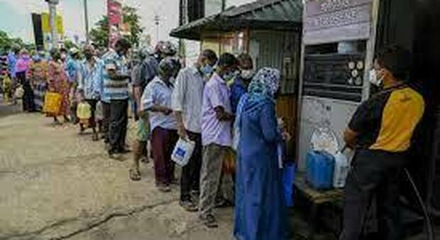 Code di persone in attesa di comprare generi alimentari nello Sry Lanka in una foto pubblicata da Yahoo News ripresa dai circuiti internazionali