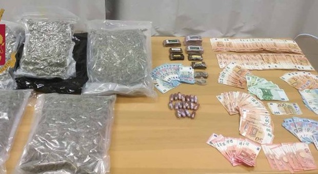 Spacciatore arrestato, in casa trovati hashish, marijuana e 25mila euro in contanti