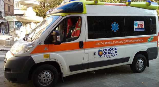 Ancona, overdose in Piazza d'Armi: uomo di 45 anni salvato per mircaolo