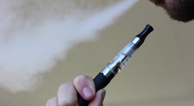 Sigaretta elettronica, gli esperti sull'epidemia polmonare negli USA: «Liquidi caricati con sostanze stupefacenti»