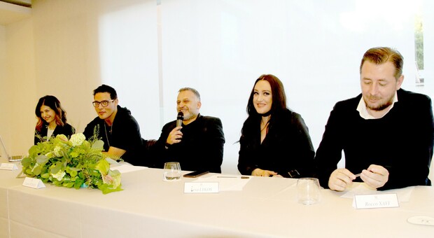 Sul tavolo dei relatori da sinistra il giudice minorile Barbara Montisci, Gabriel Garko, il regista Carlo Fusco, la protagonista Ieva Lykos e il giornalista rumeno Rocco Xavi