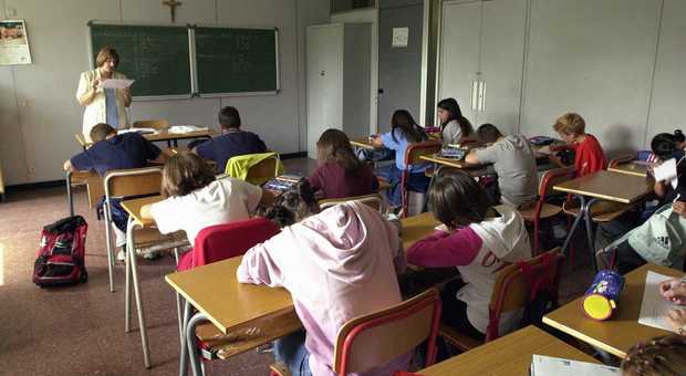 Ragazzi a lezione ma da settembre le distanze saranno diverse Ragazzi a lezione ma da settembre le distanze saranno diverse