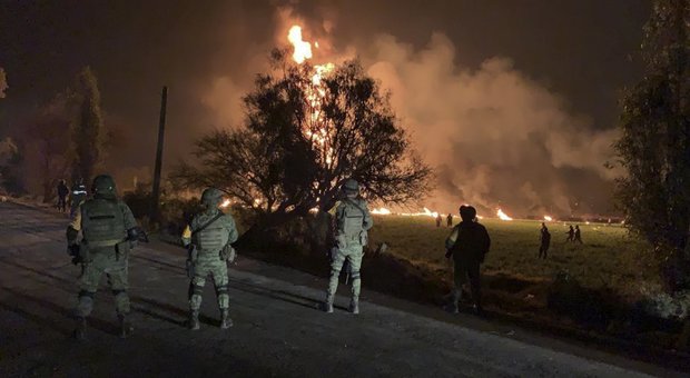 Esplode oleodotto in Messico, muoiono in 66 arsi vivi