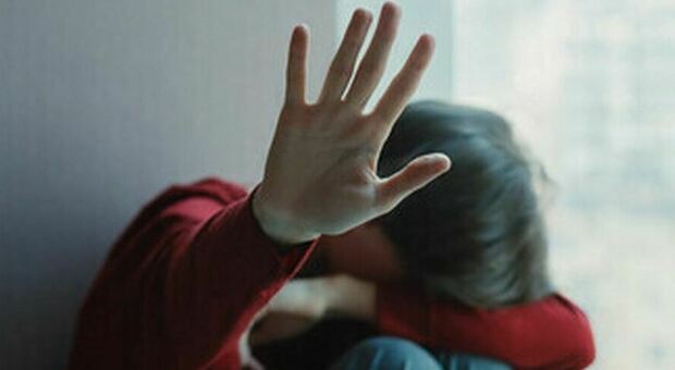 Abusi sessuali su due ragazzini, arrestato a Brindisi un 16enne: coperto da un anno dall'omertà del gruppo