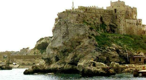 Ragazzina di 13 anni si tuffa e rischia di affogare: salvata da due detenuti Ragazzina di 13 anni si tuffa e rischia di affogare: salvata da due detenuti