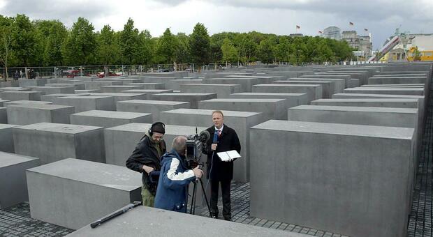 Berlino, giovane italiano gravemente ferito al memoriale dell'Olocausto. «Caduto da diversi metri d'altezza»