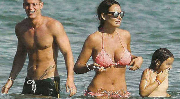 Nicole Minetti e il figlio di Gigi D'Alessio non pagano la vacanza: denunciati
