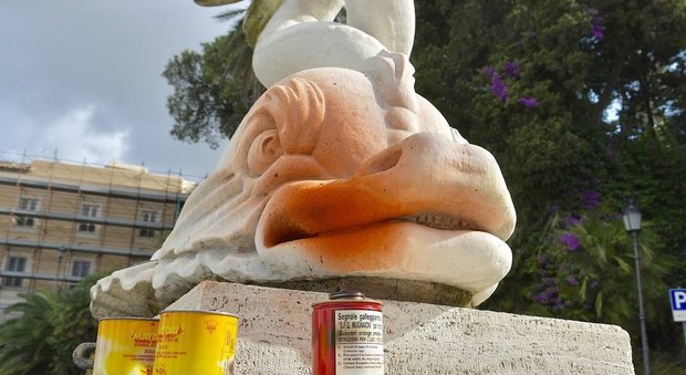 Roma, fumogeni a piazza del Popolo per la manifestazione: imbrattata la Fontana della Dea Roma Roma, fumogeni a piazza del Popolo per la manifestazione: imbrattata la Fontana della Dea Roma