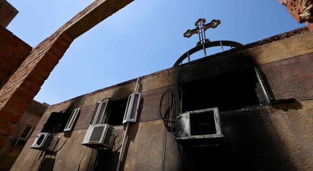 Egitto, incendio in una chiesa copta a Giza: 41 morti