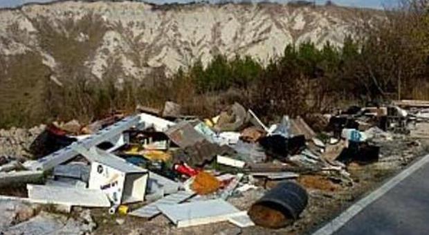 Scatta l'allarme discariche abusive nella zona industriale di Campolungo Scatta l'allarme discariche abusive nella zona industriale di Campolungo