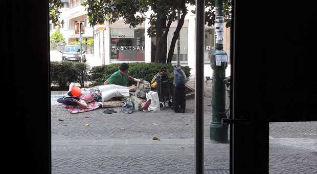 Mestre. Stracci, cuscini e borsoni: sulle strade ritornano i bivacchi Mestre. Stracci, cuscini e borsoni: sulle strade ritornano i bivacchi