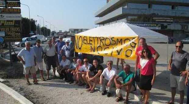 San Benedetto, protesta per dire no all'antenna nel quartiere Agraria